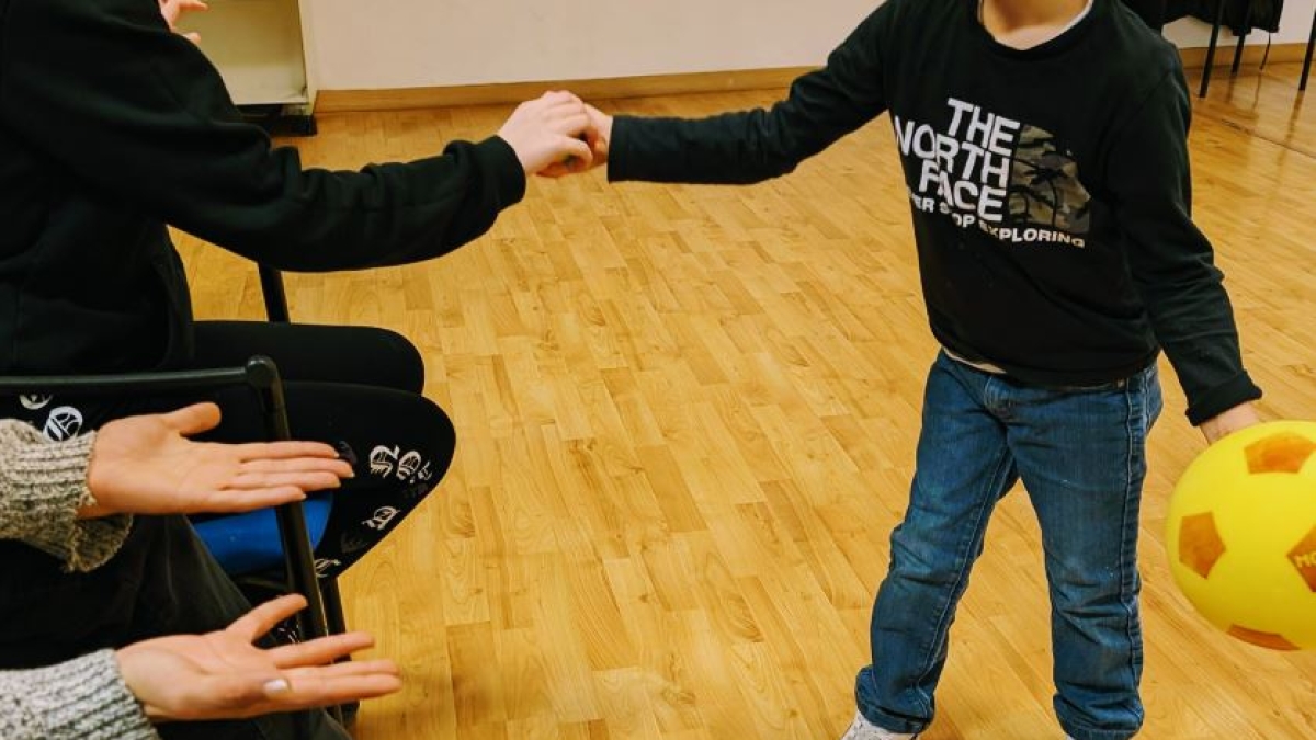 Bimbo autistico senza terapia e assistenza, la mamma: «Lasciamo Roma perché ci hanno tolto le cure»