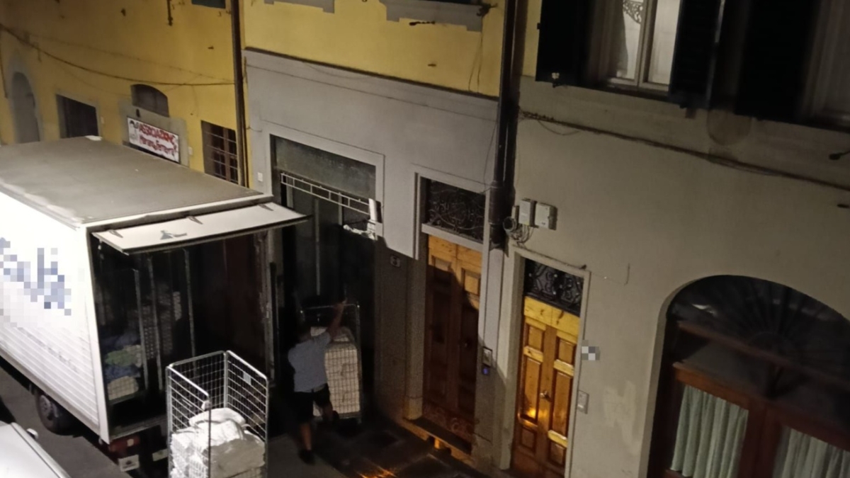 Firenze e gli affitti brevi, alle 2 di notte va in onda il carico di asciugami: «Tutti svegli per il caos. I vigili? Zero risposte»