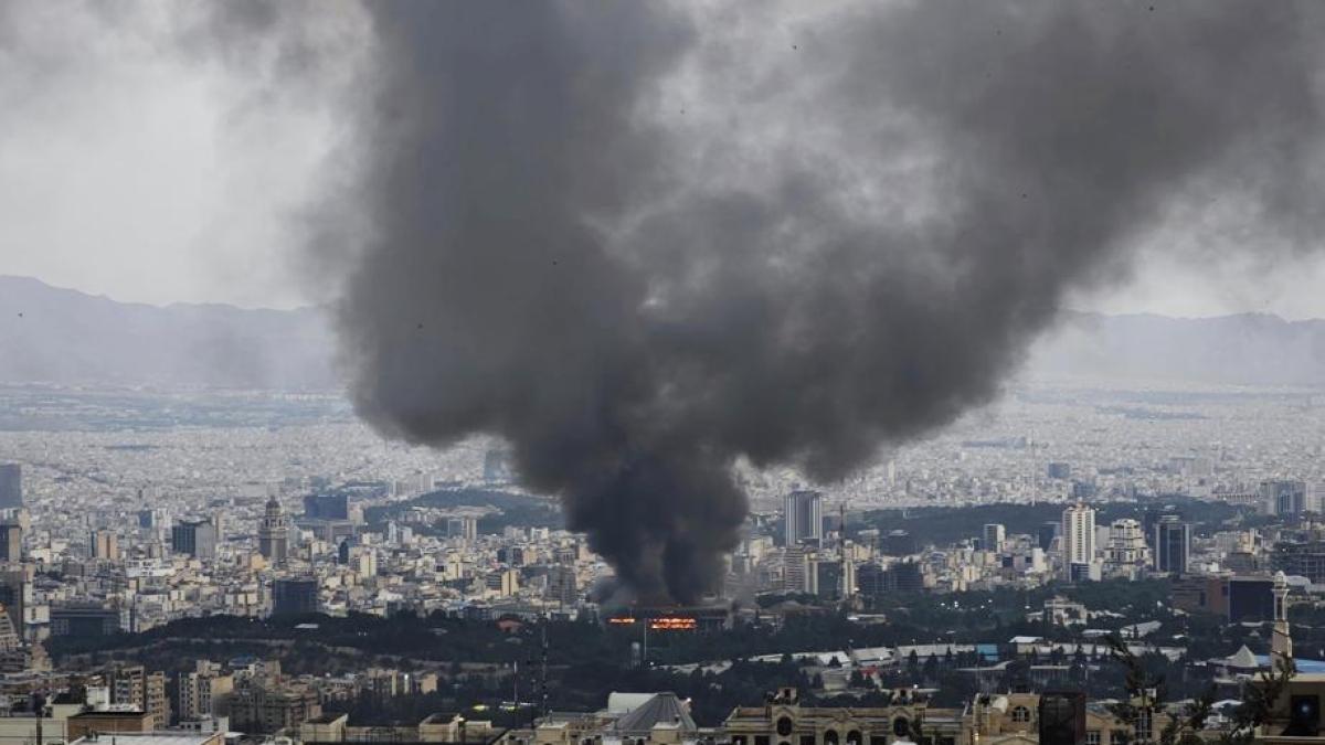 Missili sulla tv degli ayatollah. Trump: «L’Iran pronto a trattare». E Netanyahu: Uccidere Khamenei? Metterebbe fine alla guerra»Da Teheran ancora razzi, civili nei bunker: «Avanti fino all Missili sulla tv degli ayatollah. Trump: «L’Iran pronto a trattare». E Netanyahu: Uccidere Khamenei? Metterebbe fine alla guerra»Da Teheran ancora razzi, civili nei bunker: «Avanti fino all