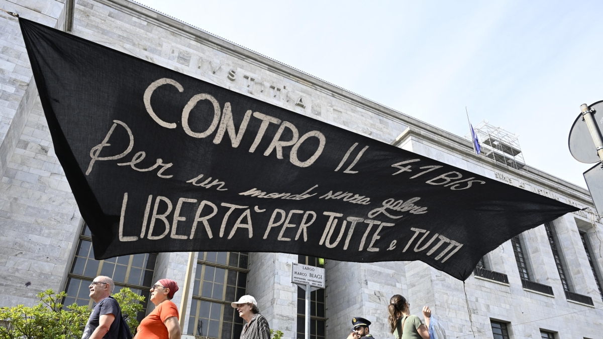 Corteo per Cospito e guerriglia urbana a Milano: dieci condanne e un'assoluzione per gli anarchici
