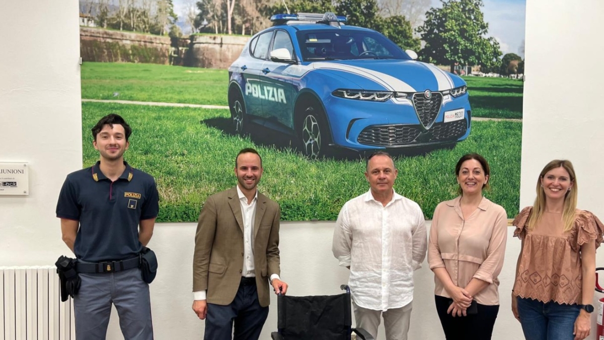 Lucca, carrozzina usata da falso disabile per una rapina viene consegnata dalla polizia a un’associazione