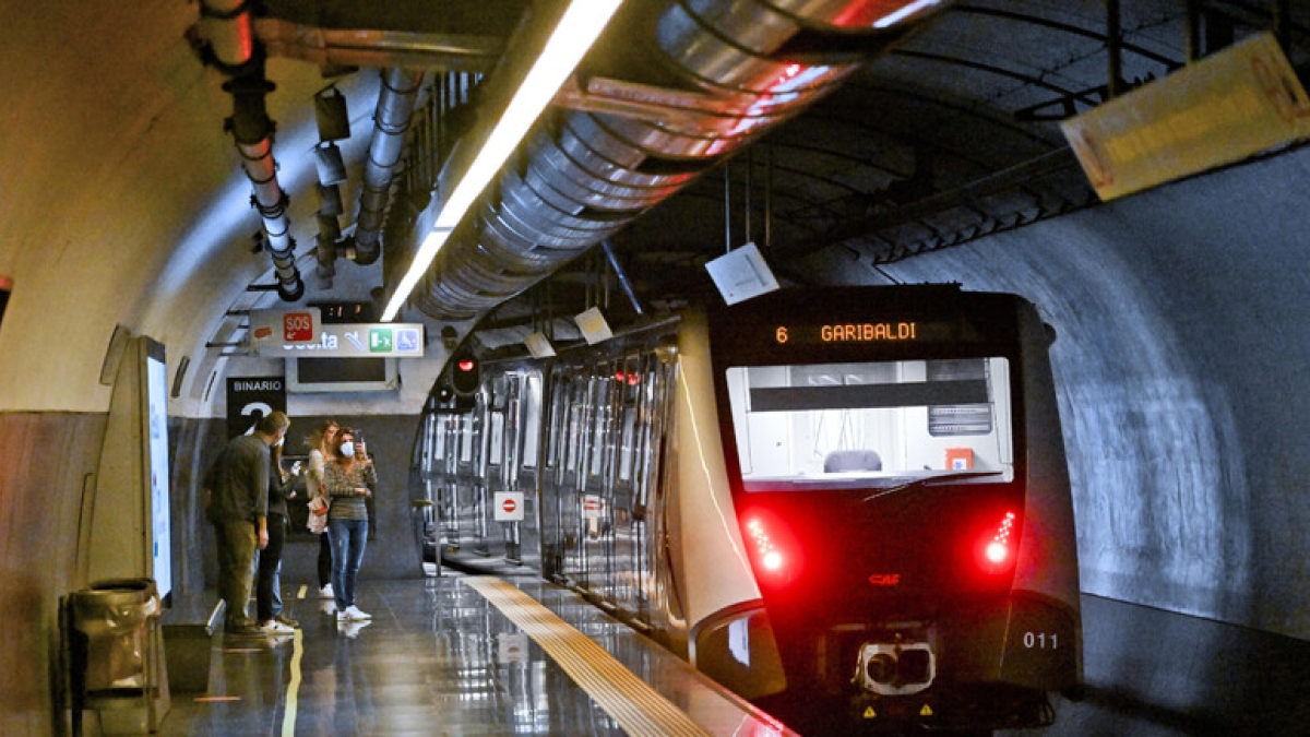 Napoli, Metro Linea 1 sospesa dal 23 giugno al 15 settembre. Treni, ancora guasti sull'Av: protestano gli utenti