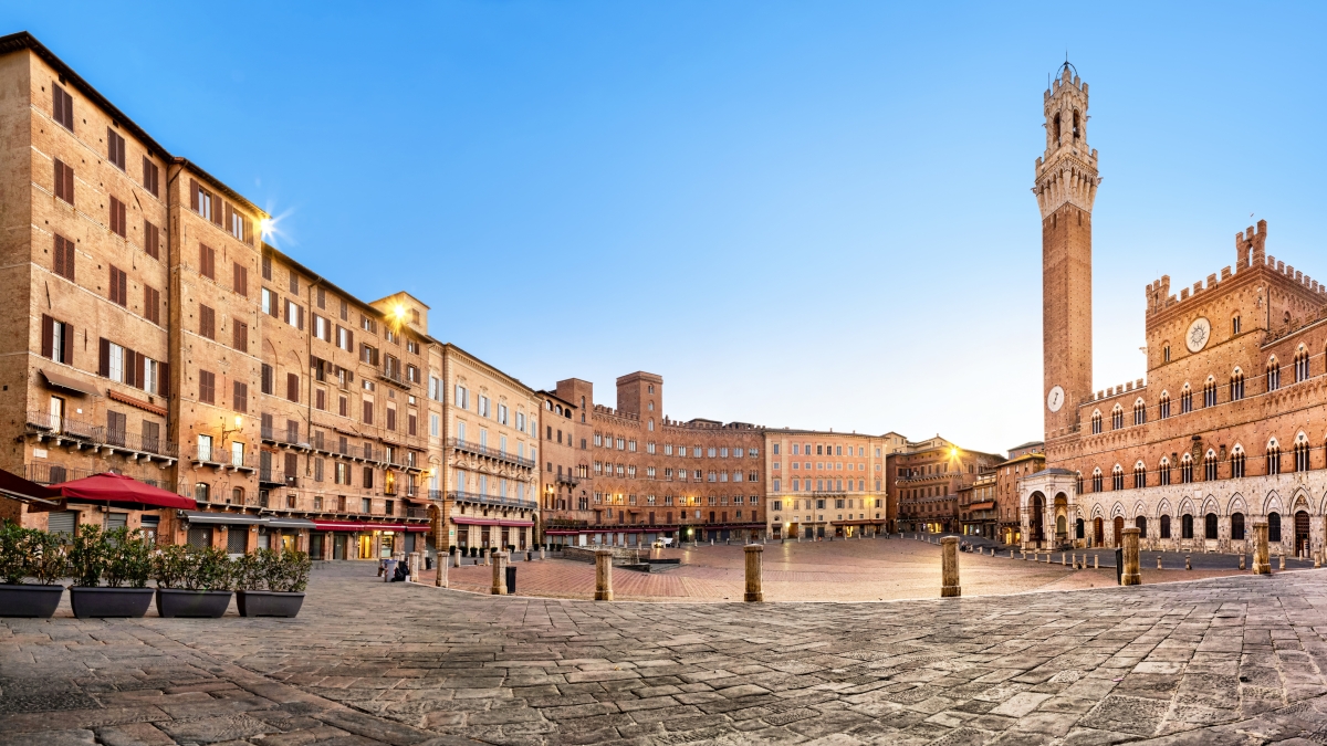 Siena, colpisce un bambino in piazza del Campo e poi dà in escandescenze