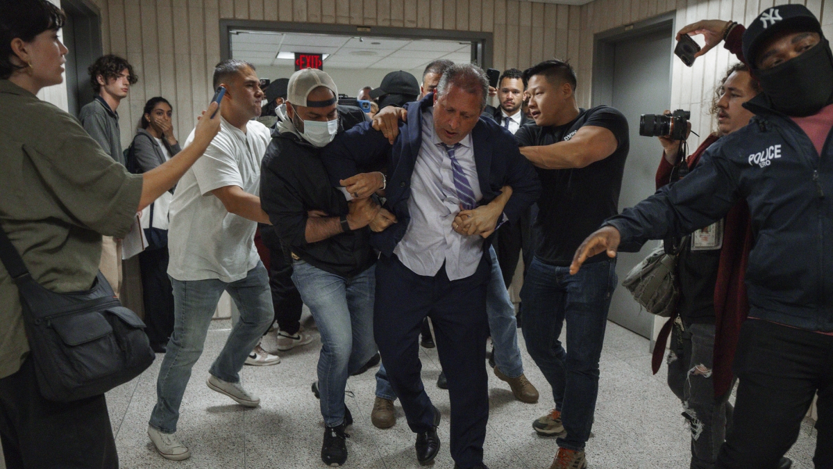 Candidato sindaco di New York arrestato dagli agenti all Candidato sindaco di New York arrestato dagli agenti all