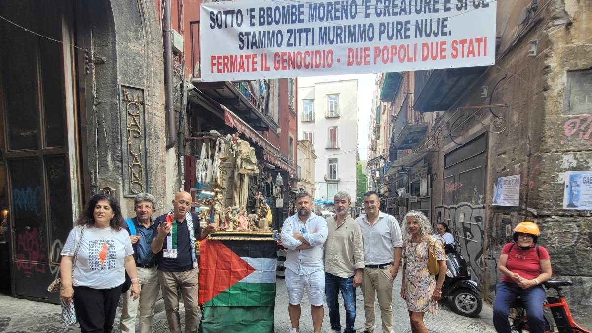 «Napoli dice basta», a San Gregorio Armeno un Presepe «per la pace e contro il genocidio»