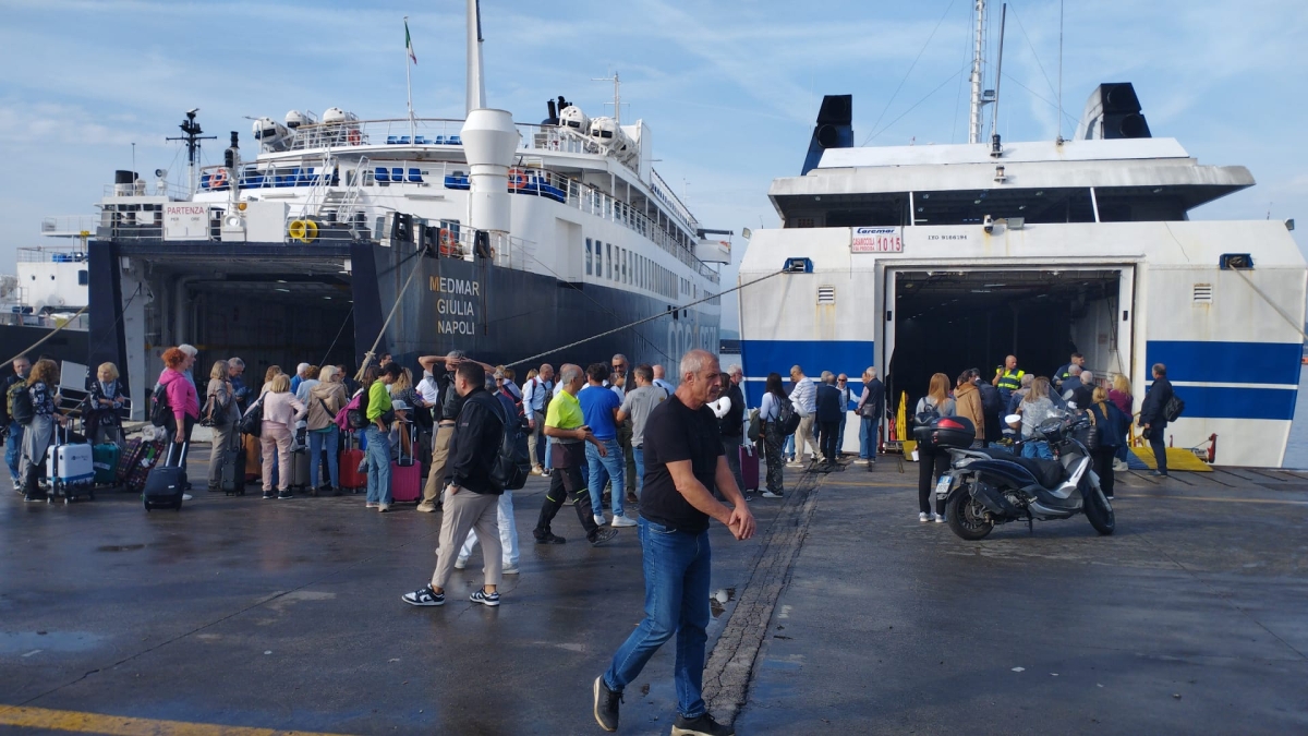 Pozzuoli, residuato bellico in porto: stop ai traghetti per la rimozione