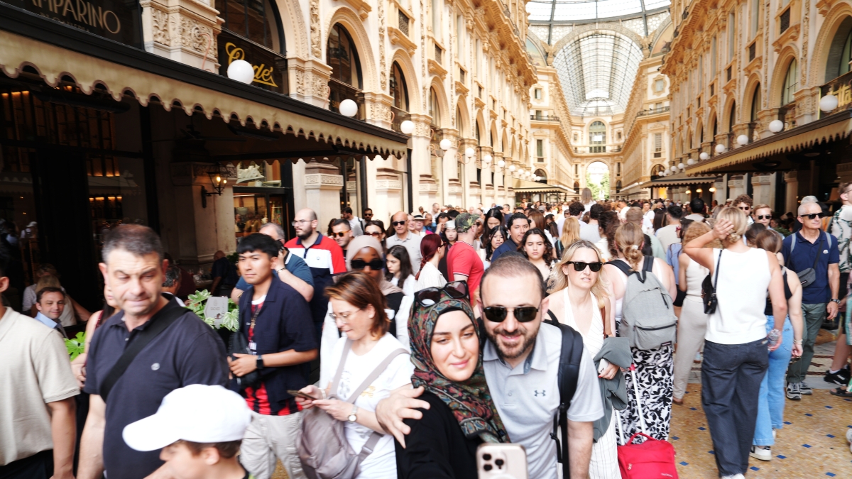 Milano, tanti turisti o forse troppi? Gli affari volano ma non è tutto oro quel che luccica