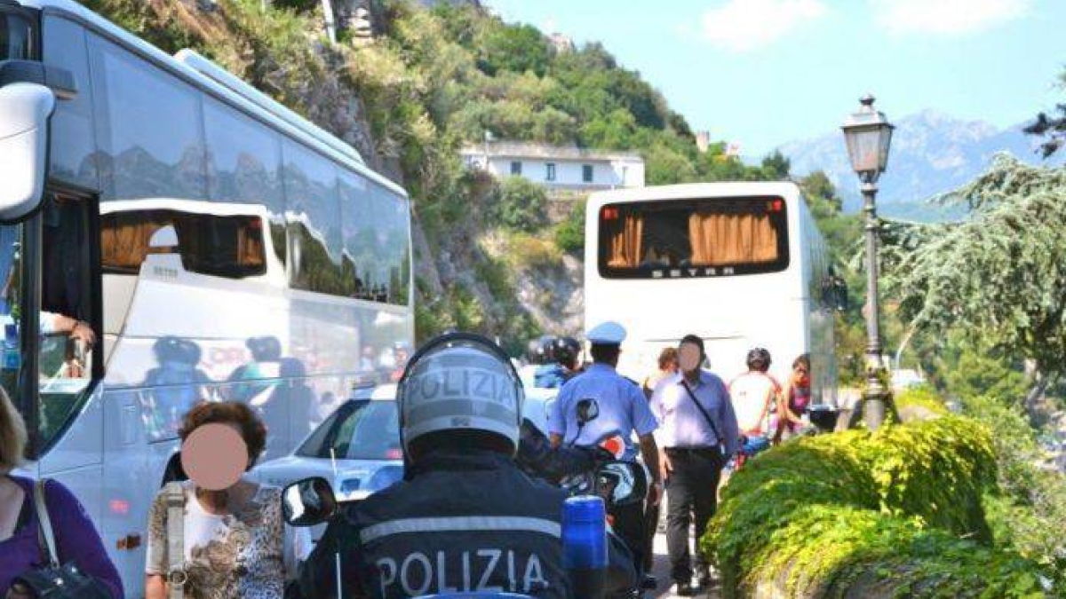 Sorrento, rivolta dei tassisti regolari: «Troppi abusivi con targa tedesca»