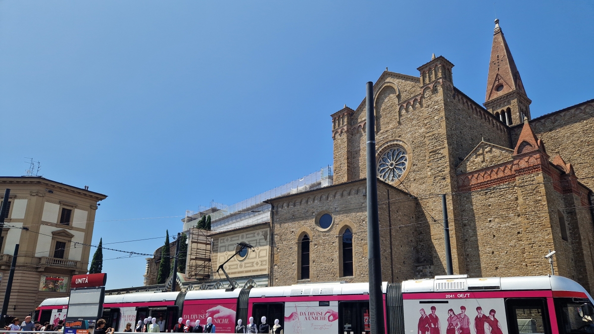 Firenze, anche la tramvia si «veste» per Pitti, e le divise diventano «uniche» per solidarietà