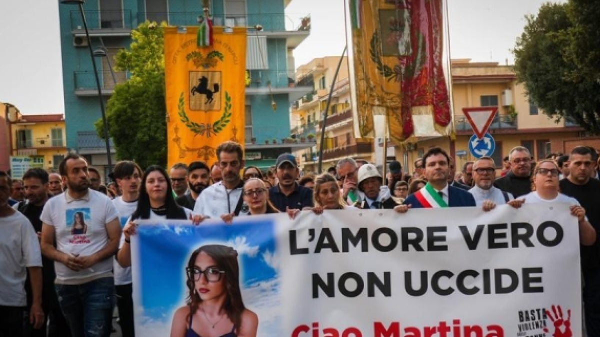 Martina Carbonaro uccisa per «un abbraccio negato», perizie su 7 telefonini