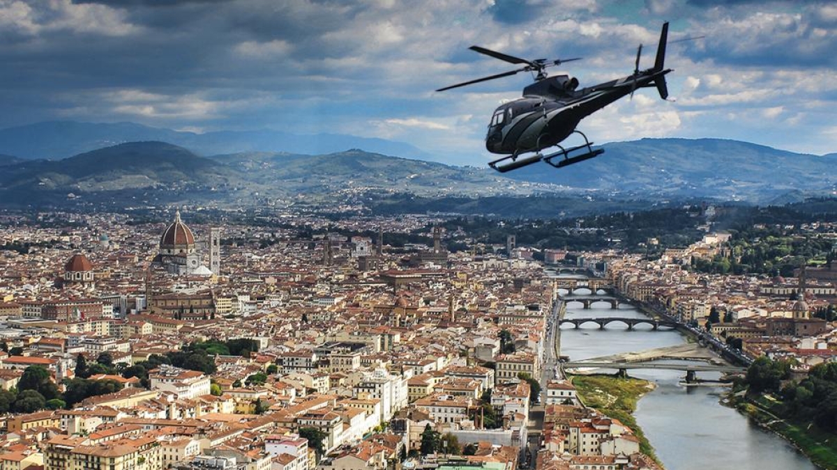 A Firenze i turisti sono ovunque, anche in cielo: il tour con l’elicottero costa fino a 760 euro a testa