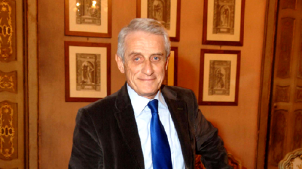 Alberto Martinelli, festa al Parenti per il sociologo: «La mia generazione cresciuta con la pace, ora ci ritroviamo la guerra alle porte»