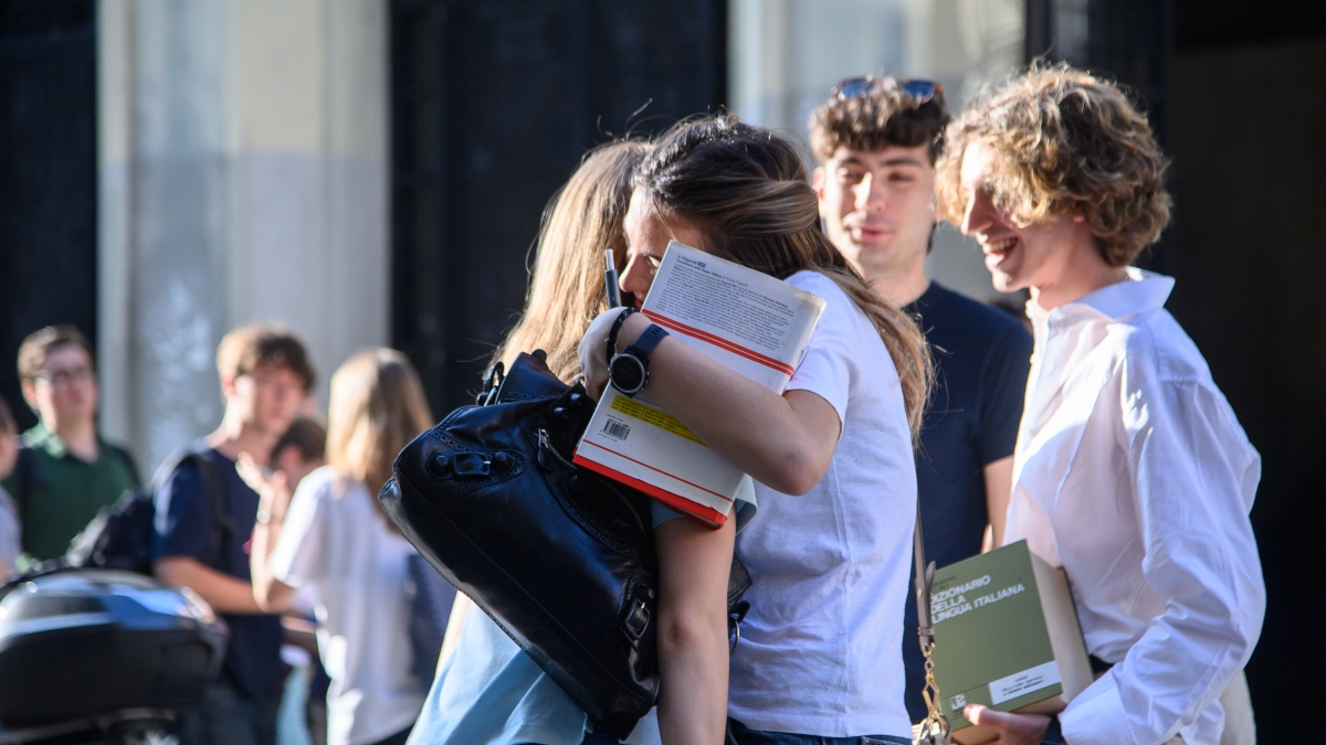 Milano, gli studenti dopo la prima prova della Maturità: tra le tracce più apprezzate il rispetto, Roosevelt e il Gattopardo