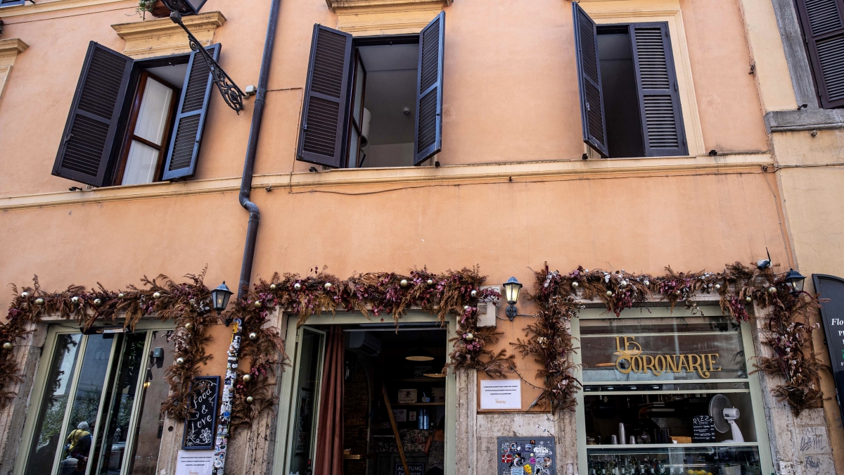 Roma, il gestore del bistrot in via dei Coronari: «Capisco le lamentele ma non ho colpe. Disposto a trovare soluzioni»
