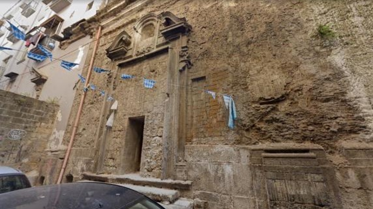 Chiese di Napoli a rischio razzie, il dossier in un libro. Un patrimonio minacciato dai ladri e dall’incuria