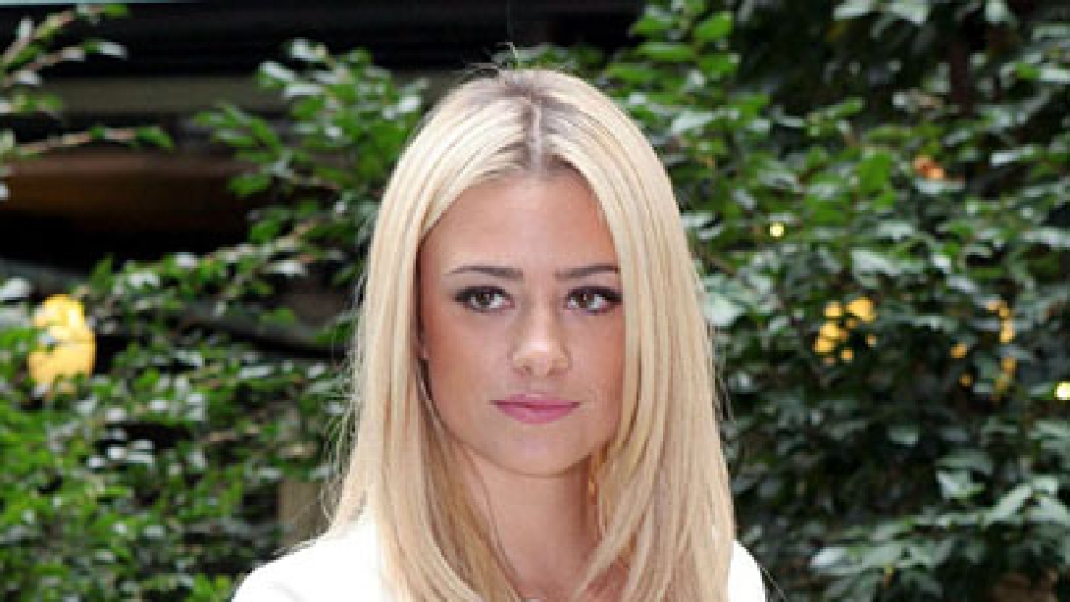 Martina Stella: «Mia figlia si vergogna di fare video sui social con me e non li farò più, è ribelle come lo ero io»