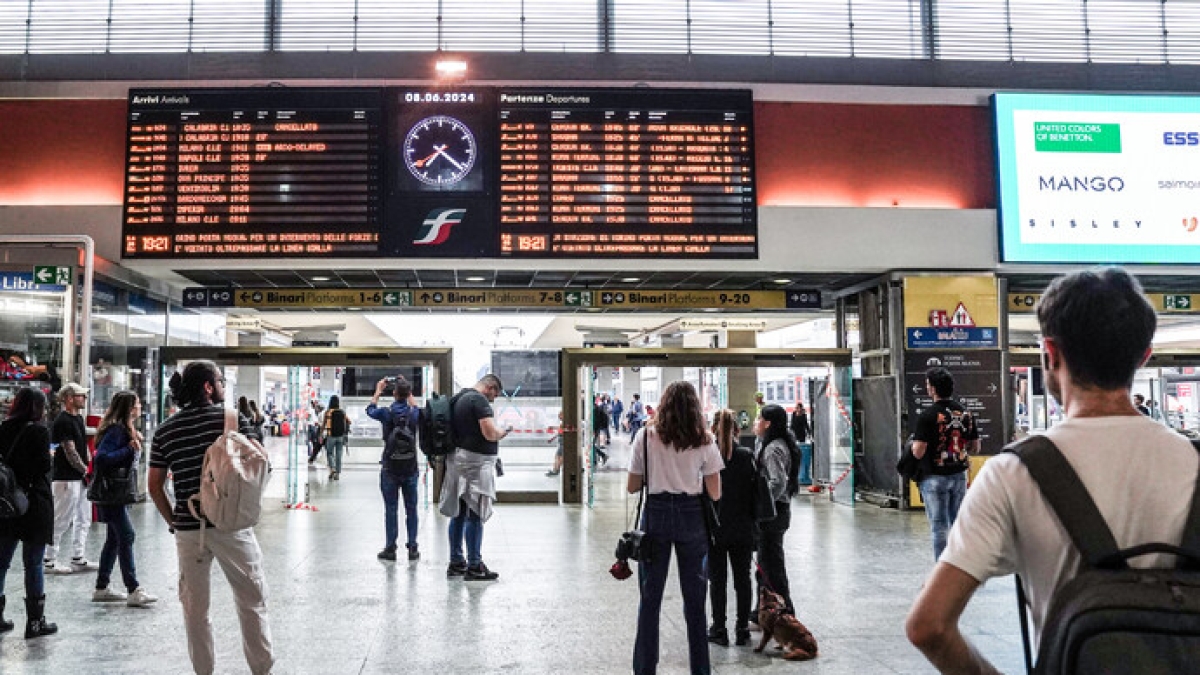 Aerei, bus, treni: oggi lo sciopero nazionale, ecco le fasce protette e i voli garantiti | Live Aerei, bus, treni: oggi lo sciopero nazionale, ecco le fasce protette e i voli garantiti | Live