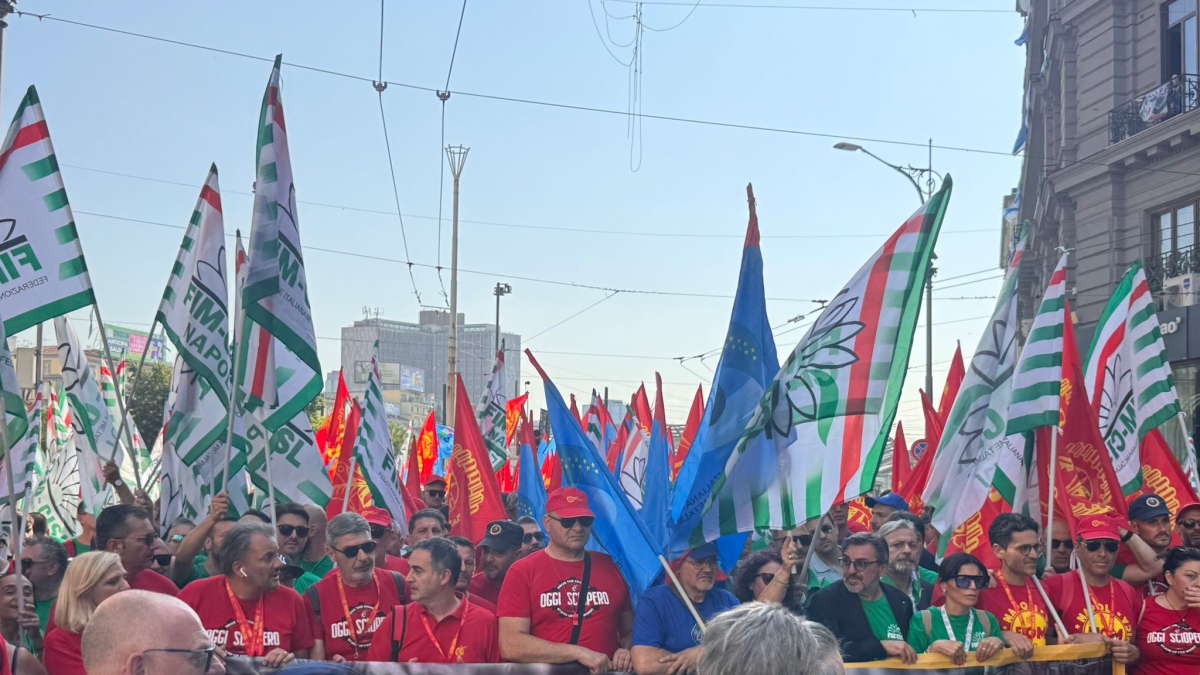 Sciopero metalmeccanici, in 5mila in corteo a Napoli. De Palma (Fiom): «In piazza per il rinnovo del contratto di lavoro»