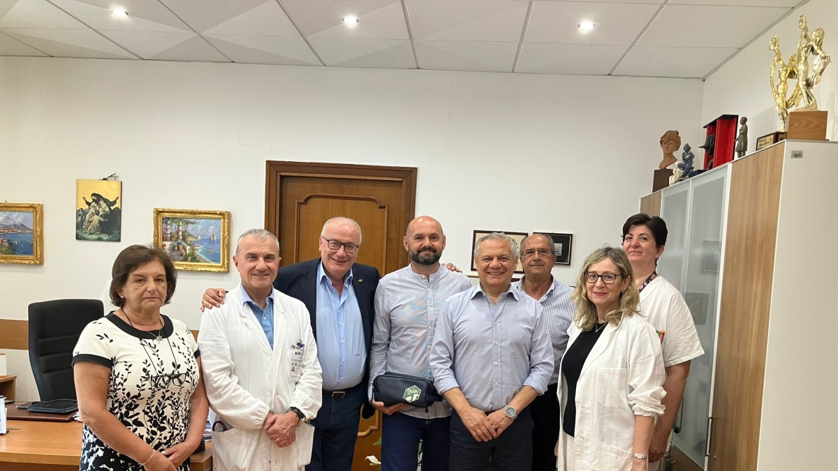 Napoli, il figlio muore di cancro e i genitori donano al Pascale apparecchiature per indagini tumorali