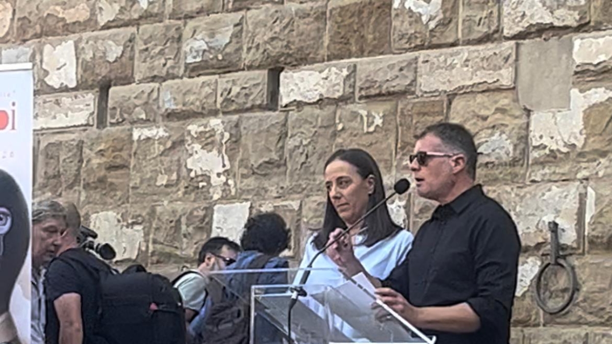 Firenze, in 300 in piazza della Signoria per la presentazione della stagione della Pergola. Massini: «Io orrendo e schifoso, vogliono punirmi». Funaro: «Bullismo istituzionale»