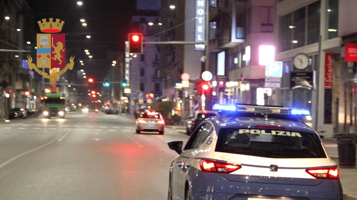 Strappa orologio da 250 mila euro dal polso del turista in via Manzoni ma viene intercettato dalla polizia