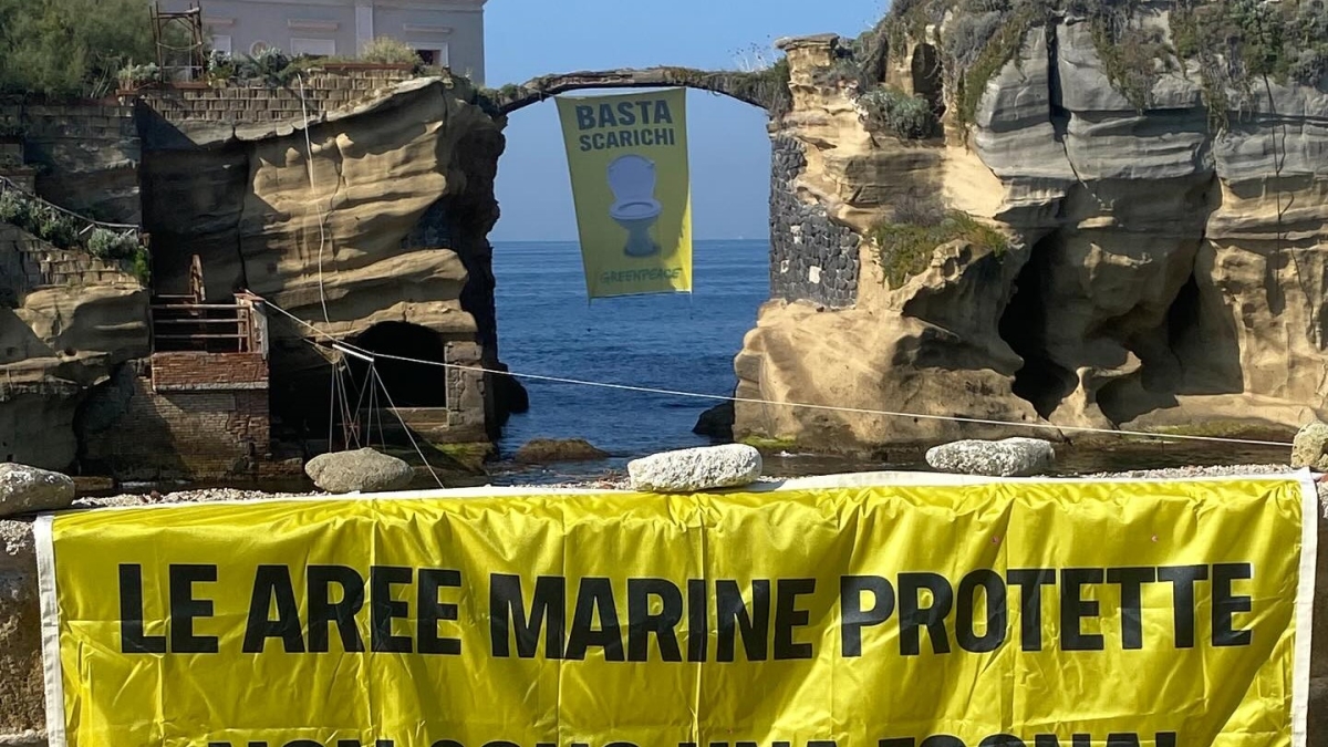 «Basta scarichi in mare», striscione di Greenpeace alla Gaiola con un enorme water