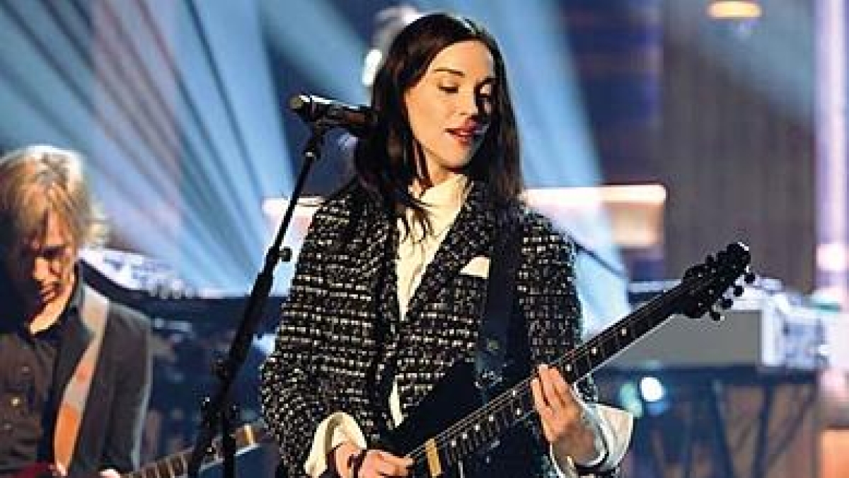 St. Vincent (Annie Clark), icona per il mondo gay, ringrazia moglie e figlia: «è importante essere se stessi»