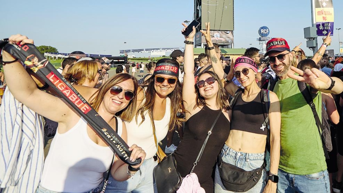 Il popolo di Liga, a Campovolo fan messicani e dal Sudafrica e mamme con bimbi Tutti per il rocker emiliano: «Fate come se foste a casa mia»