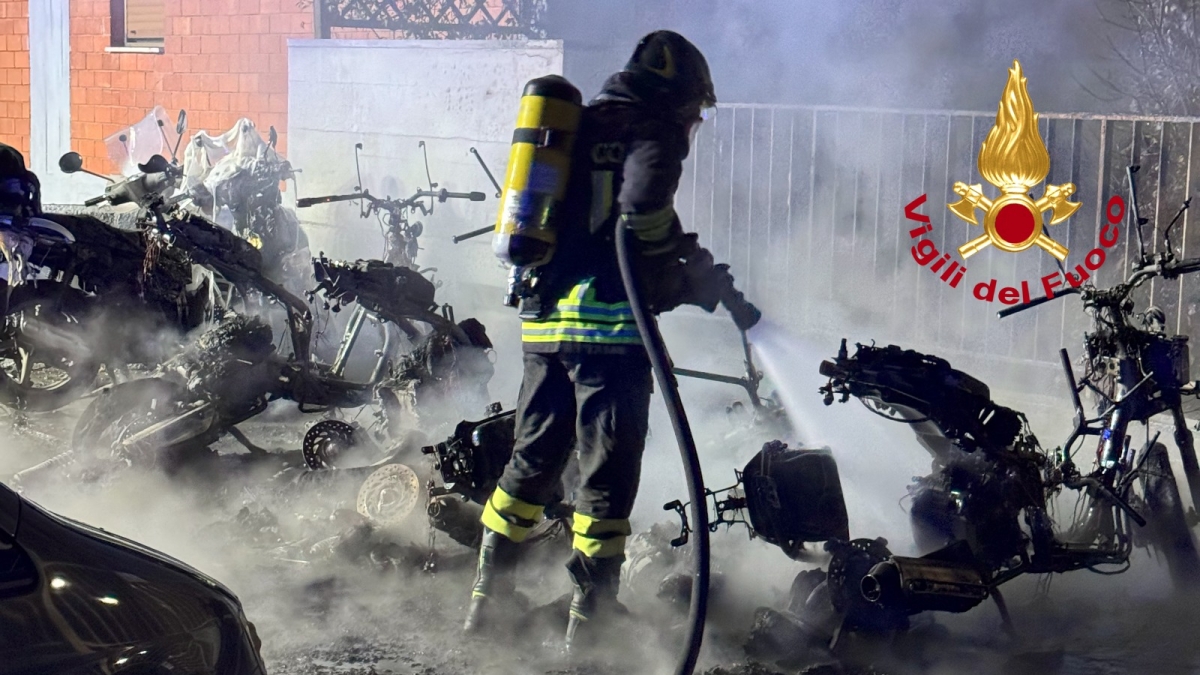 Firenze, incendio in un parcheggio: a fuoco 7 motorini, danni a 3 auto. Si pensa alla pista dolosa