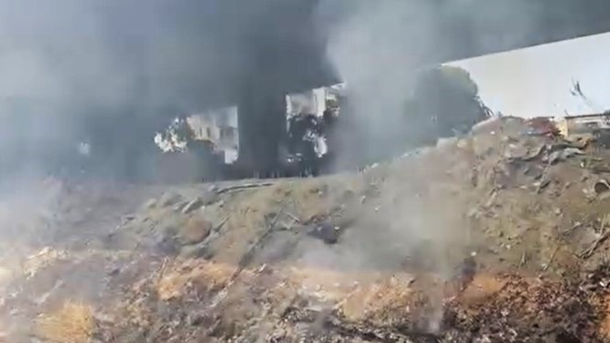 Frattamaggiore, brucia una montagna di rifiuti alta due metri: l'allarme di Medici per l'ambiente