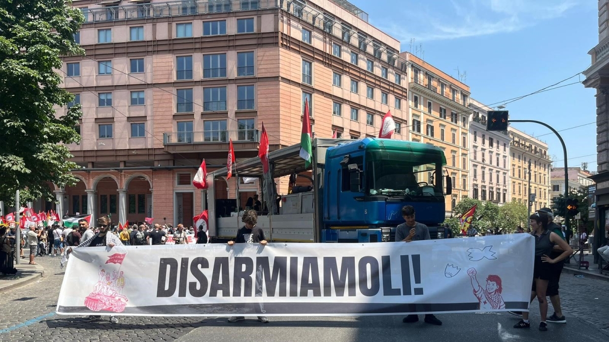 Roma, via ai cortei contro la guerra. Conte: «Il riarmo è una follia» | Mozione Pd M5s: «Stop alla cooperazione militare con Israele» Roma, via ai cortei contro la guerra. Conte: «Il riarmo è una follia» | Mozione Pd M5s: «Stop alla cooperazione militare con Israele»