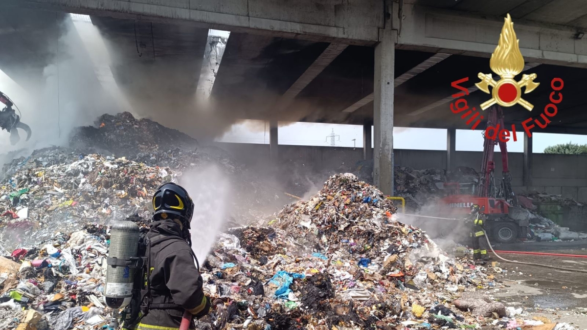 Incendio a Cermenate, a fuoco un sito di stoccaggio rifiuti. Il sindaco: «Non aprite le finestre, può esserci pericolo»