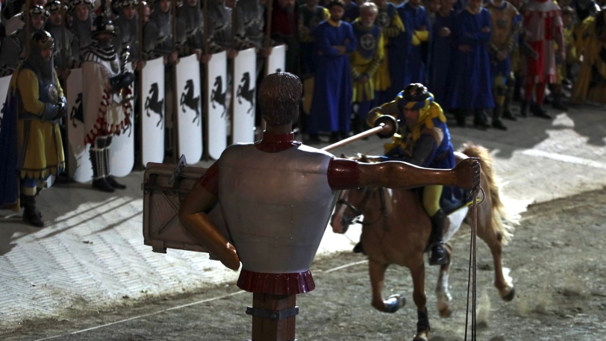 Arezzo, parte la Giostra del Saracino: oggi in notturna la sfida ai campioni di Santo Spirito (con polemica sull'alcol test)
