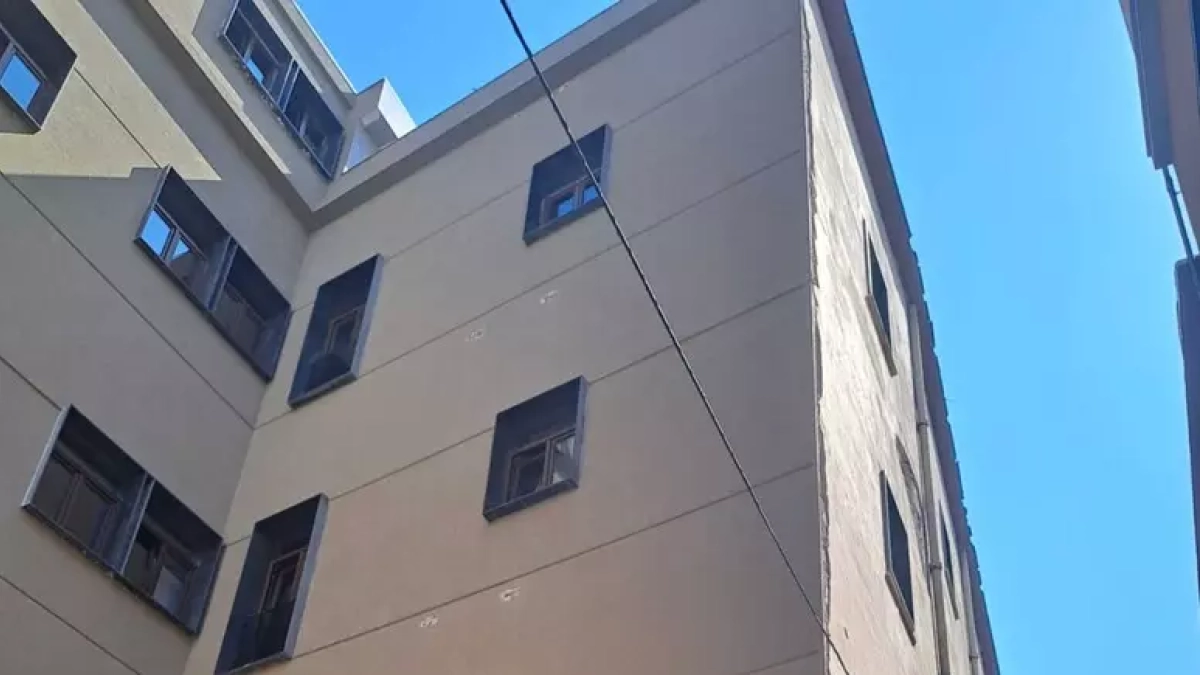 Napoli, sequestrato albergo di 5 piani: era abusivo. Armato: «Il turismo illegale danneggia la città»