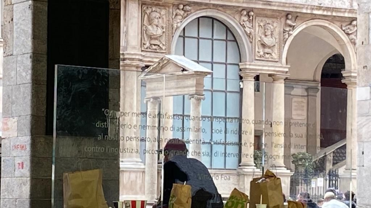 Turisti a Milano, il piano del Comune contro i bivacchi e la maleducazione: nuove panchine in centro e QrCode