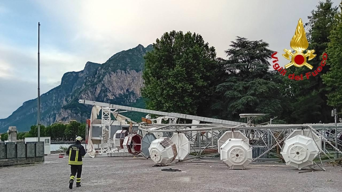 Lecco, la ruota panoramica sul lago abbattuta dal temporale con raffiche di vento: era chiusa al pubblico, nessun ferito