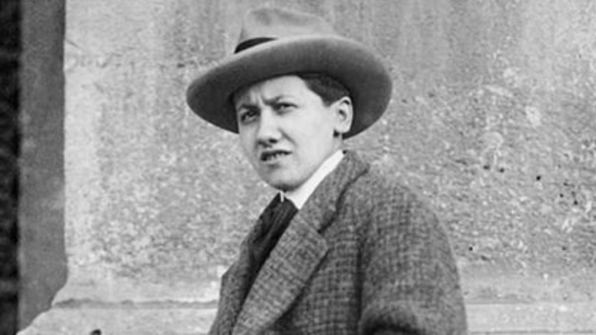 Rossana Zezzos, la poetessa che recitava in abiti maschili nel 1922: la notte in galera e il rifiuto da parte di Ada Negri