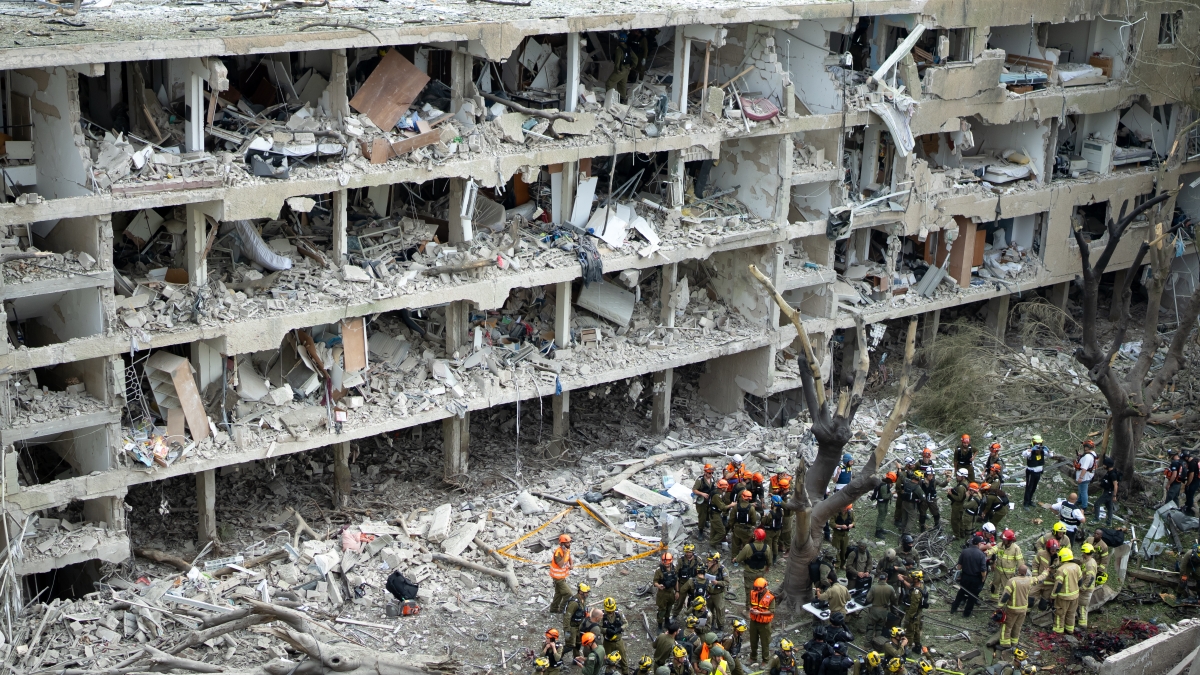 Edifici come palafitte di cemento, cenere e paura: almeno 25 missili su un sobborgo di Tel Aviv Edifici come palafitte di cemento, cenere e paura: almeno 25 missili su un sobborgo di Tel Aviv