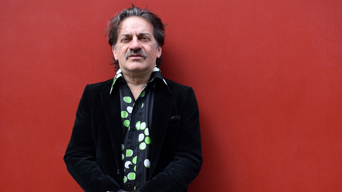 I 30 anni in musica di Peppe Voltarelli: «Grazie alla musica ho superato il desiderio di vendetta dopo la barbara violenza subita dai miei genitori»