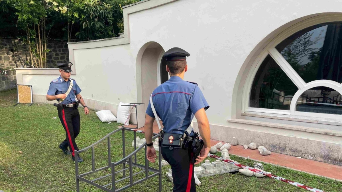 Festa in villa a Roma: cede la balaustra della terrazza e precipitano. Sei ragazzi in ospedale: «Volevamo farci una foto»