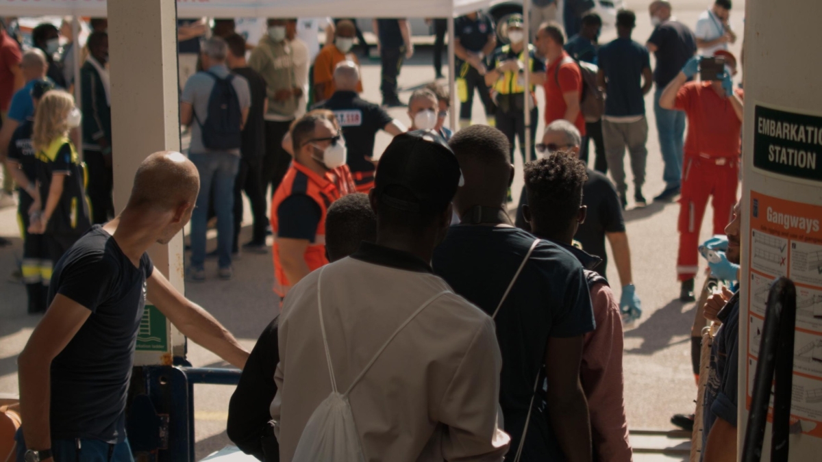 Migranti, nave Sea Watch 5 arrivata a Napoli con il suo carico di 69 richiedenti asilo