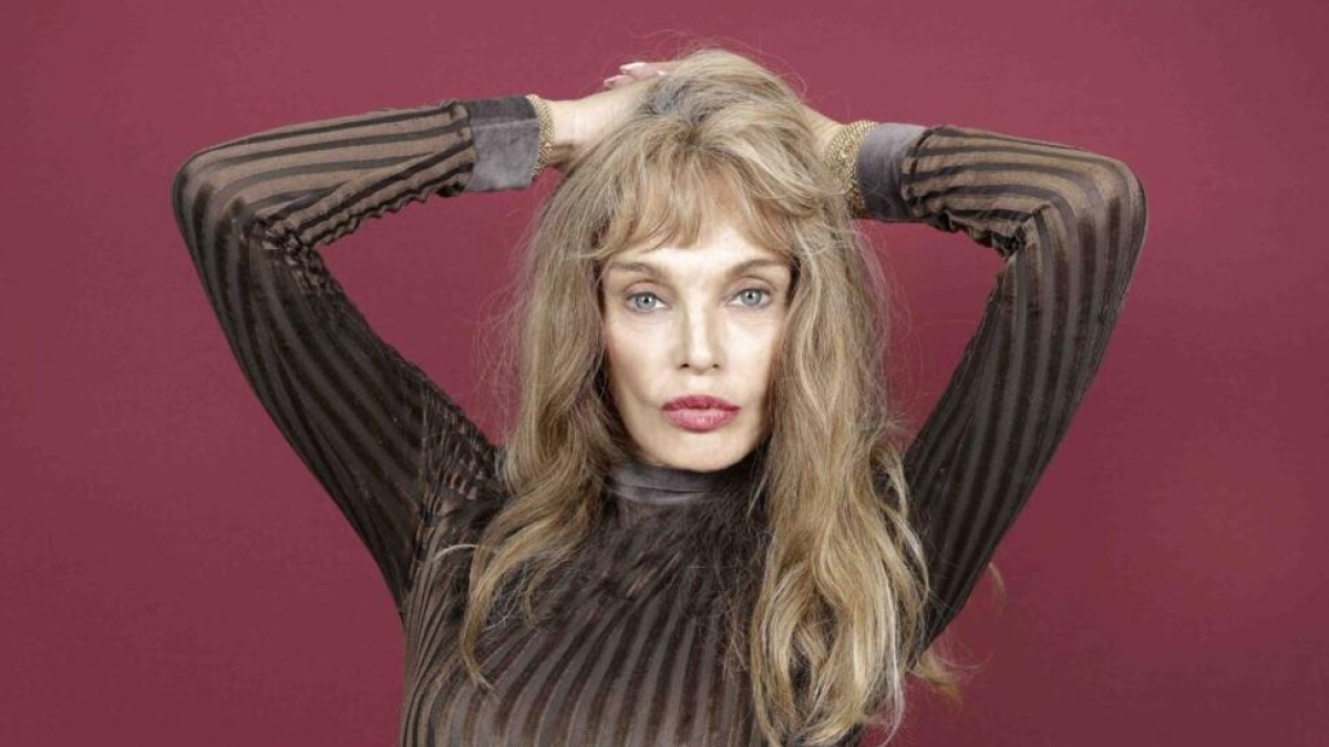 Arielle Dombasle: «Sono libera, trasversale, trasgressiva sul set. Mai pentita»