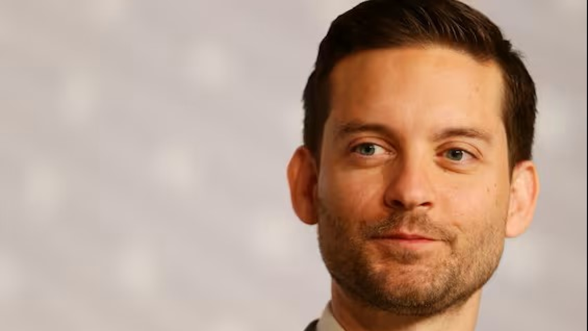 Tobey Maguire compie 50 anni: l'esordio al cinema, l'amicizia con Leonardo DiCaprio, è vegano, 7 segreti