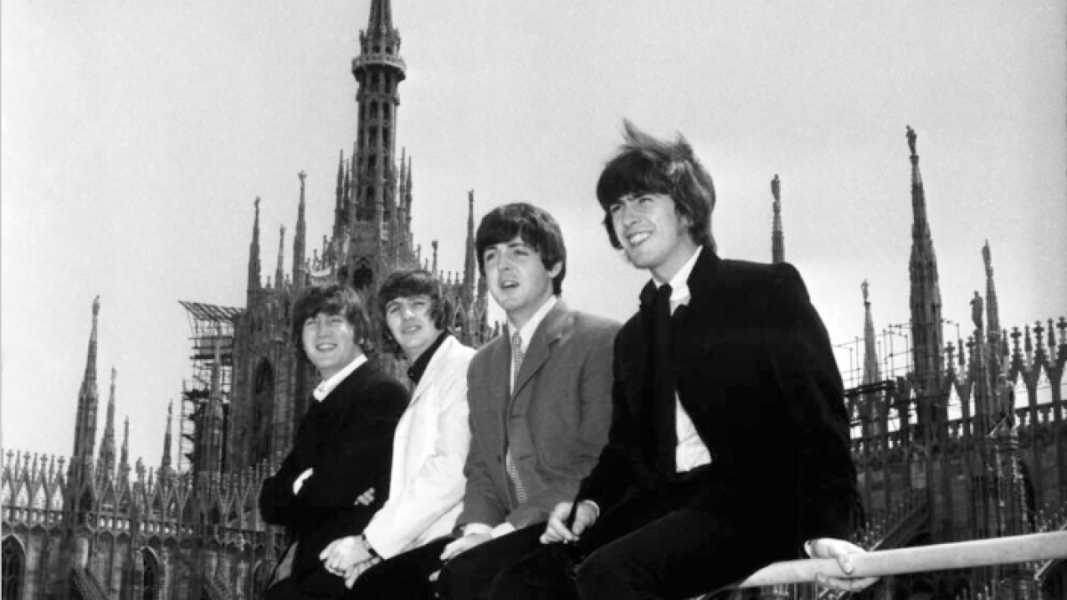 Sessant'anni fa il mitico concerto dei Beatles a Milano: le foto minuto per minuto, dall’arrivo in Centrale al delirio del Vigorelli