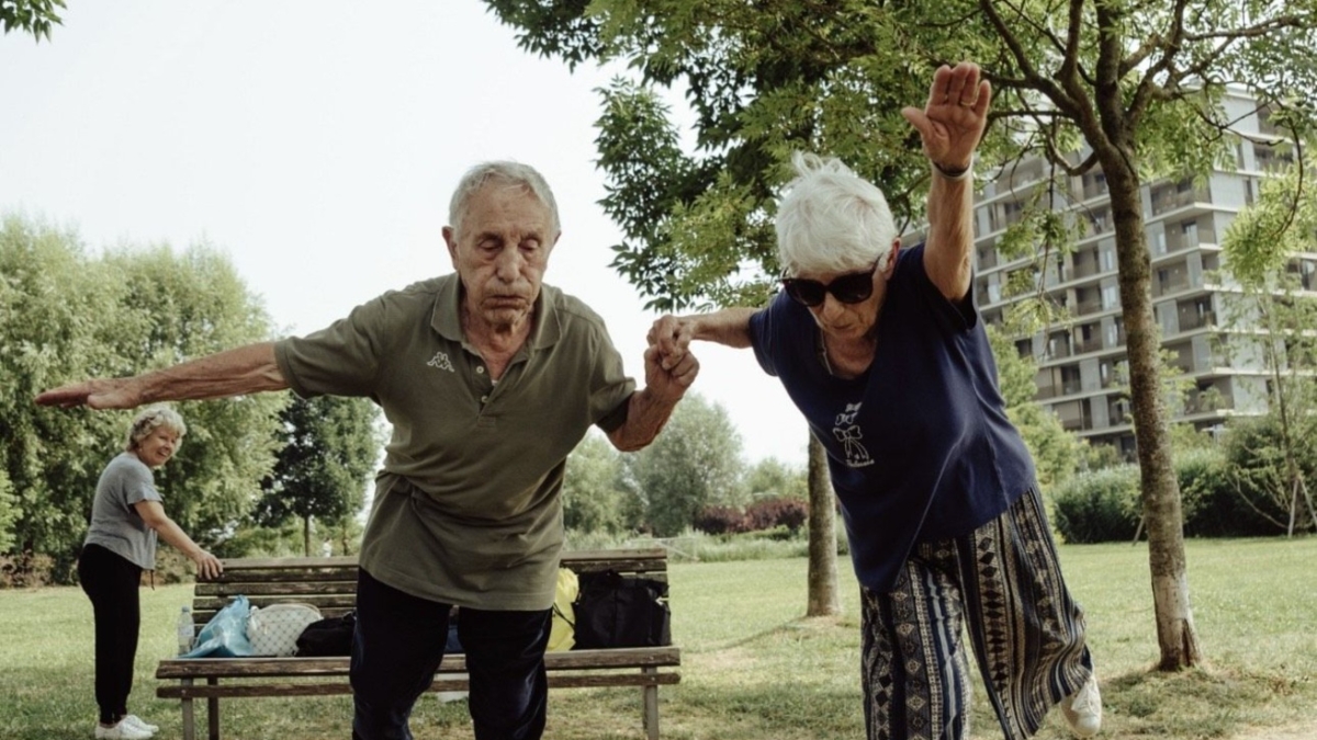 Milano, «Triennale on Tour» nei quartieri: l'esperienza del Villaggio Barona, con i giovani al fianco degli anziani
