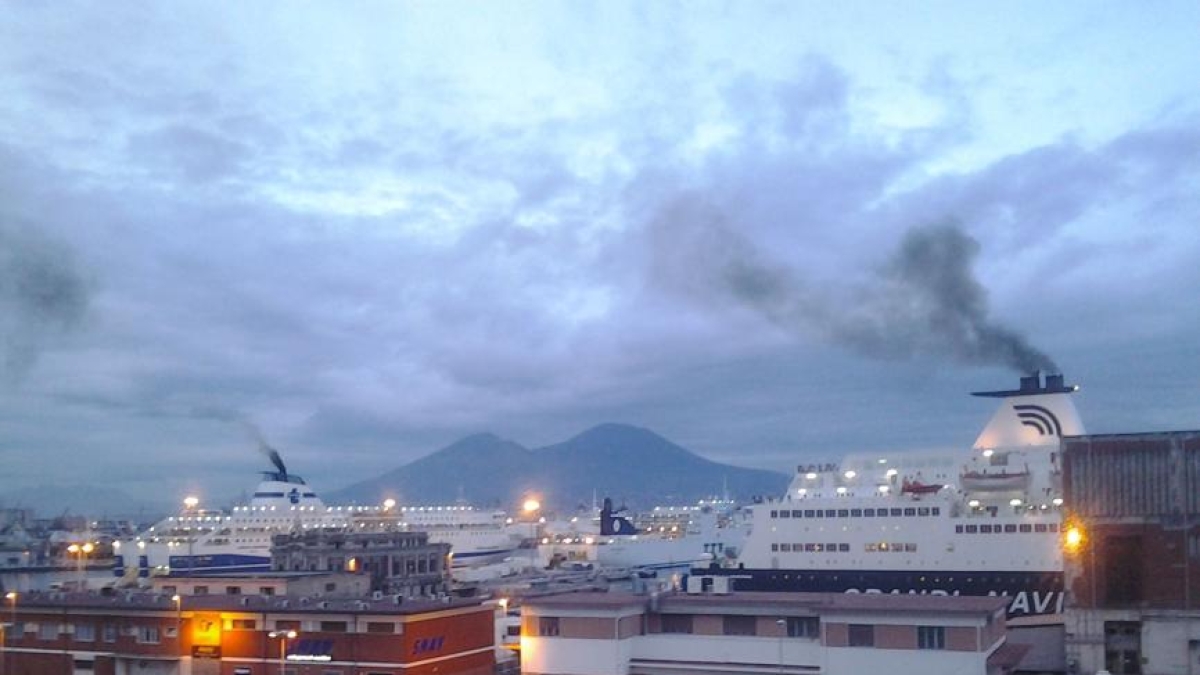 Porto di Napoli, fumo nero dalle navi ormeggiate: segnalazioni dei residenti e blitz della Guardia Costiera