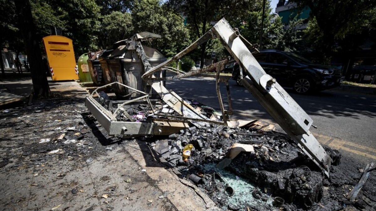 Napoli, quattro roghi in nottata a Soccavo: a fuoco campane per la differenziata, cassonetti, auto e scooter