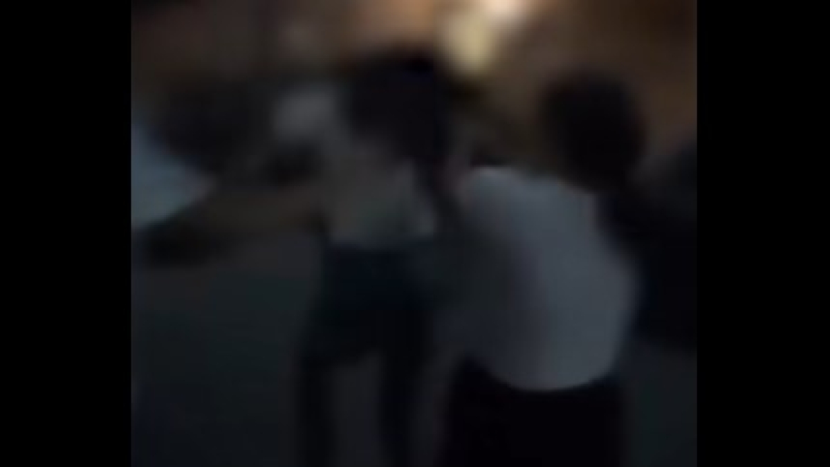 Sant'Antimo, ragazzina picchiata da coetanea: le immagini dell'aggressione virali sui social