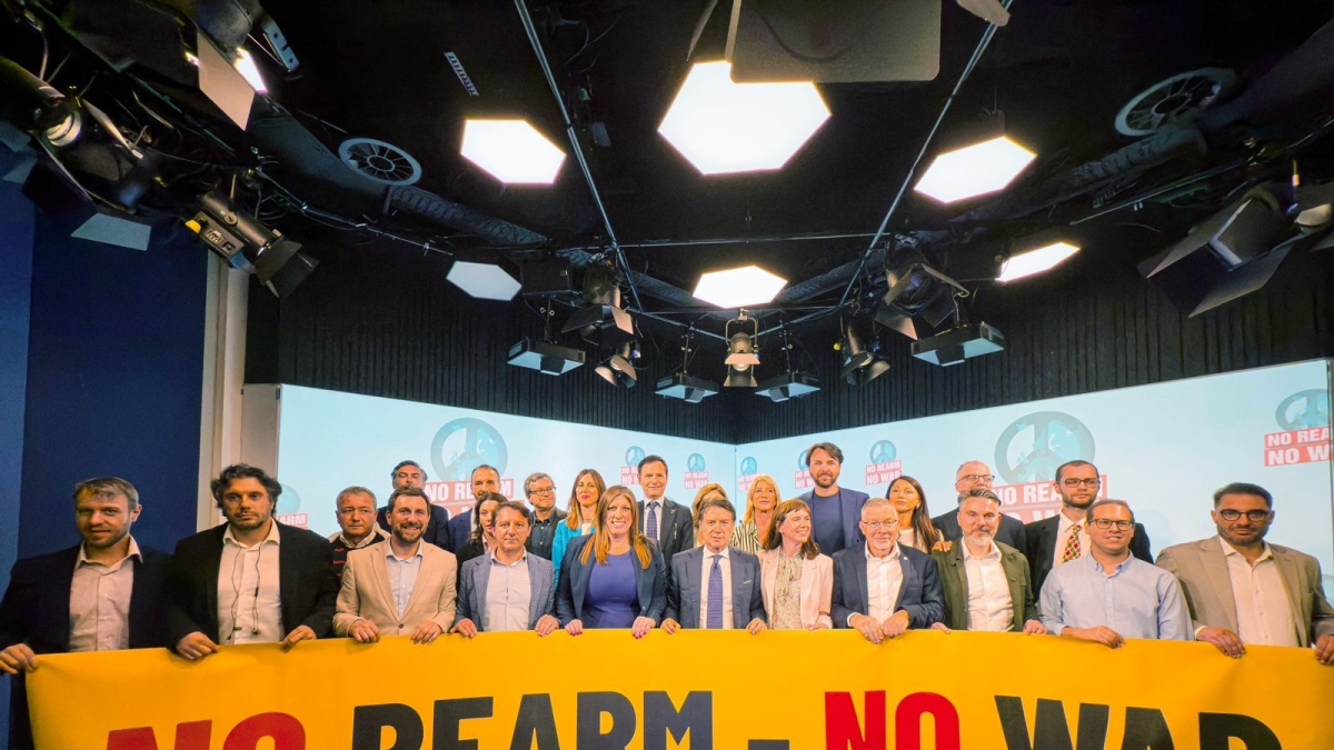 Conte, blitz all’Aia con gli «anti riarmo»: salveremo l’Europa