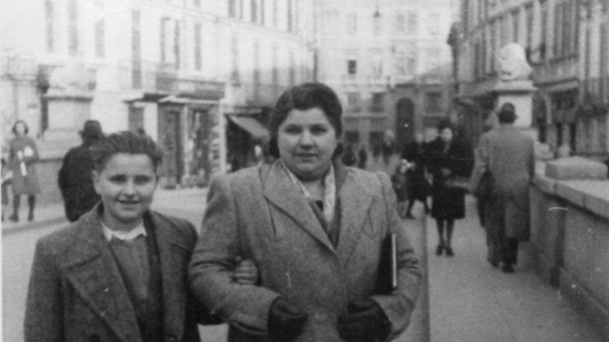 Enrico Rossi oggi ha 94 anni: eccolo da ragazzino, in centro a Monza, in compagnia della mamma. Era il 1943